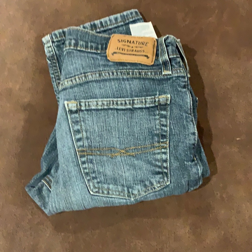 Signature Levi’s Athletic Fit.